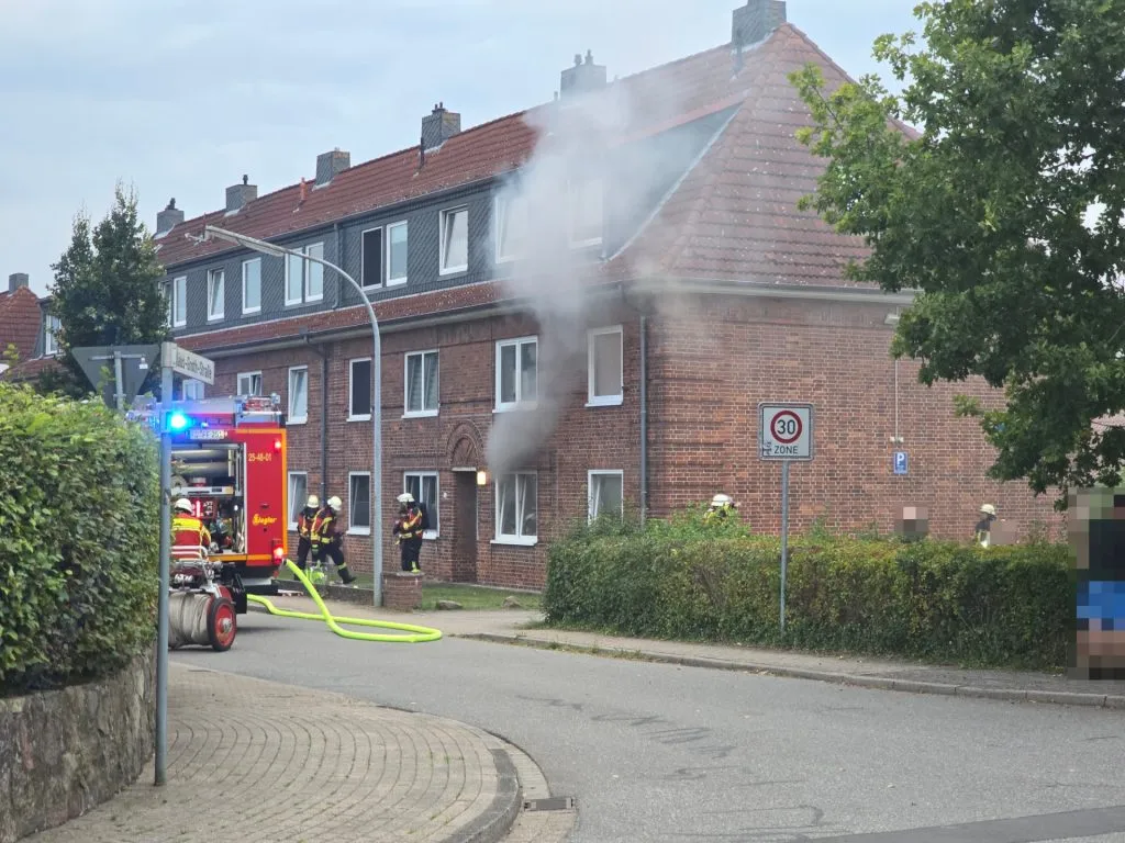 Zimmerbrand in Schacht-Audorf: Feuerwehr rettet drei Katzen