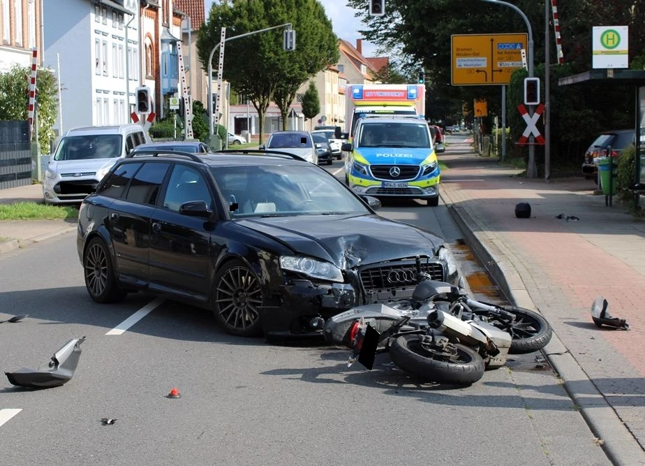 Schwerer Unfall in Minden: Autofahrer kollidiert mit Kradfahrer