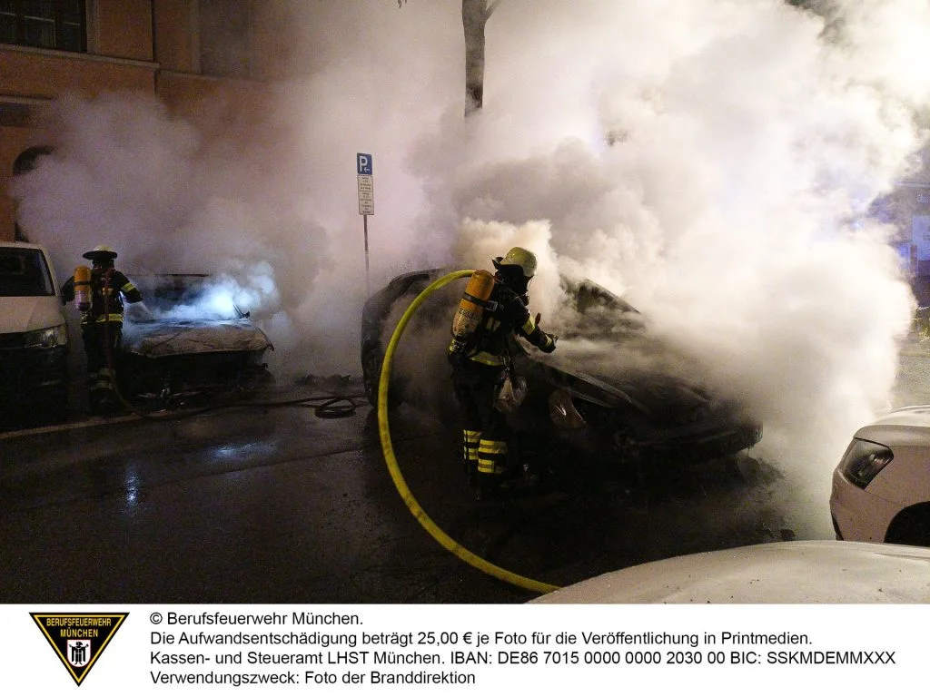 Brennende Autos in München: Feuerwehr im Einsatz