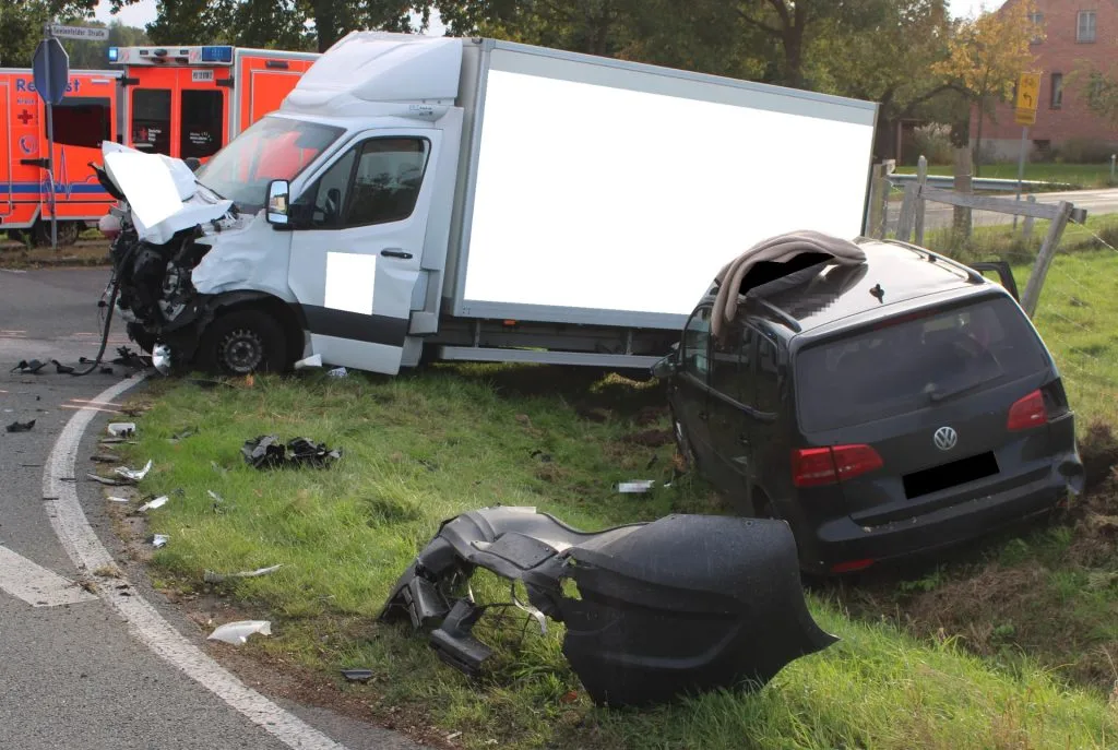 Schwerer Unfall auf der B 482: Zwei Personen verletzt, Fahrzeuge zerstört