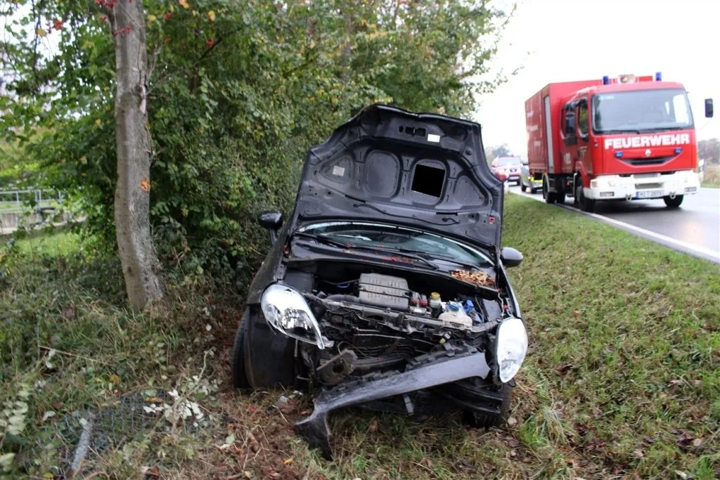 Auf Ölspur ins Schleudern geraten – Unfall mit Baumkollision in Lübbecke