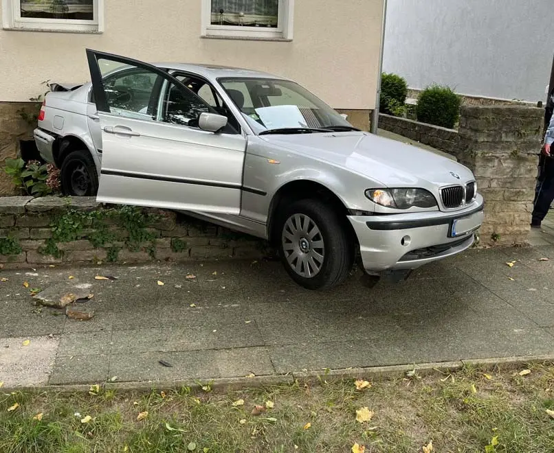 Seniorin verwechselt Vorwärts- und Rückwärtsgang: Unfall mit hohem Schaden
