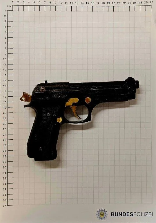 Bundespolizei stellt Schreckschusswaffe sicher: 23-Jähriger im Zug kontrolliert