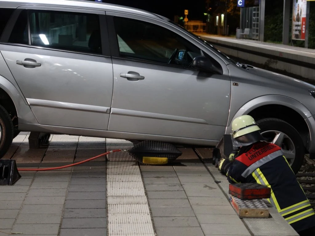 Glück im Unglück: Senior fährt mit Auto über Bahnsteigkante
