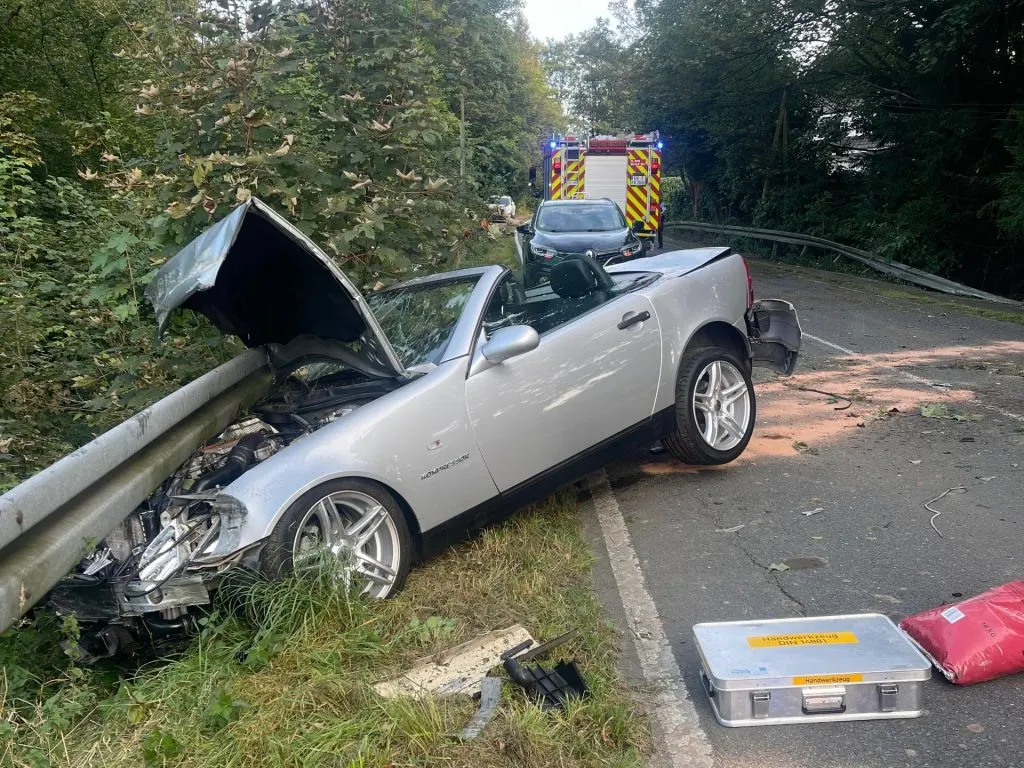 Schwerer Verkehrsunfall in Sprockhövel: Pkw unter Leitplanke eingeklemmt