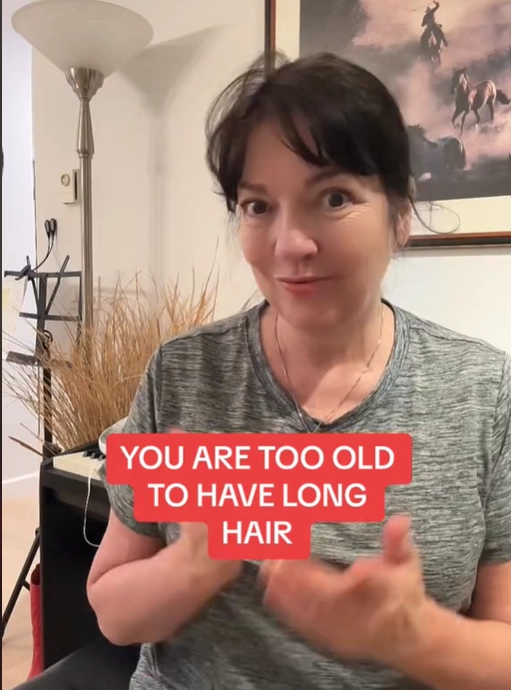 Diese 63-Jährige beweist, dass lange Haare immer gehen