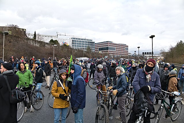 Protest auf der A100: Hunderte gegen Autobahnausbau