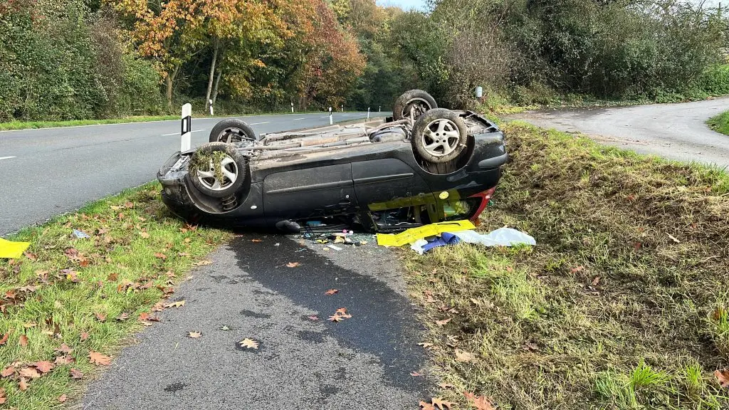 Glück im Unglück: Auto überschlägt sich bei Verkehrsunfall in Xanten