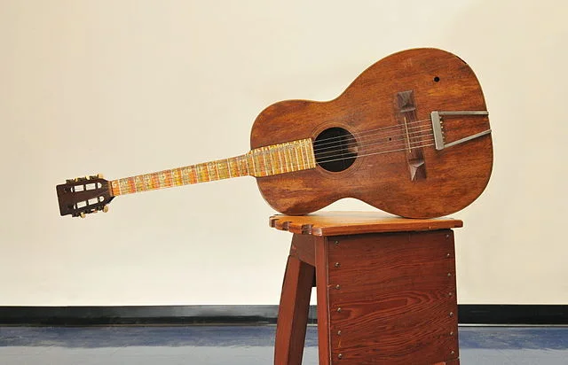 John Lennons verschollene Gitarre nach 50 Jahren gefunden