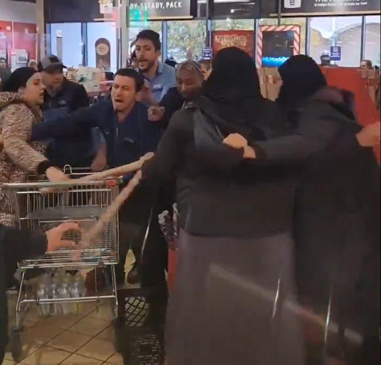 Weihnachtskrieg im Supermarkt: Aldi-Kunden liefern sich bizarre Papier-Schlacht