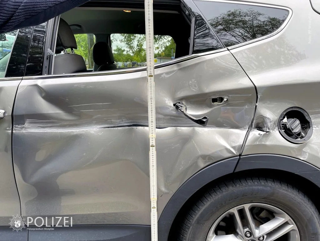 Lkw rammt Pkw in Kaiserslautern und flüchtet vom Unfallort
