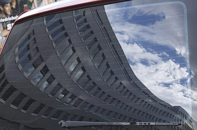 Man findet sie oft auf der Windschutzscheibe von Autos, wozu dienen diese schwarzen Flecken?