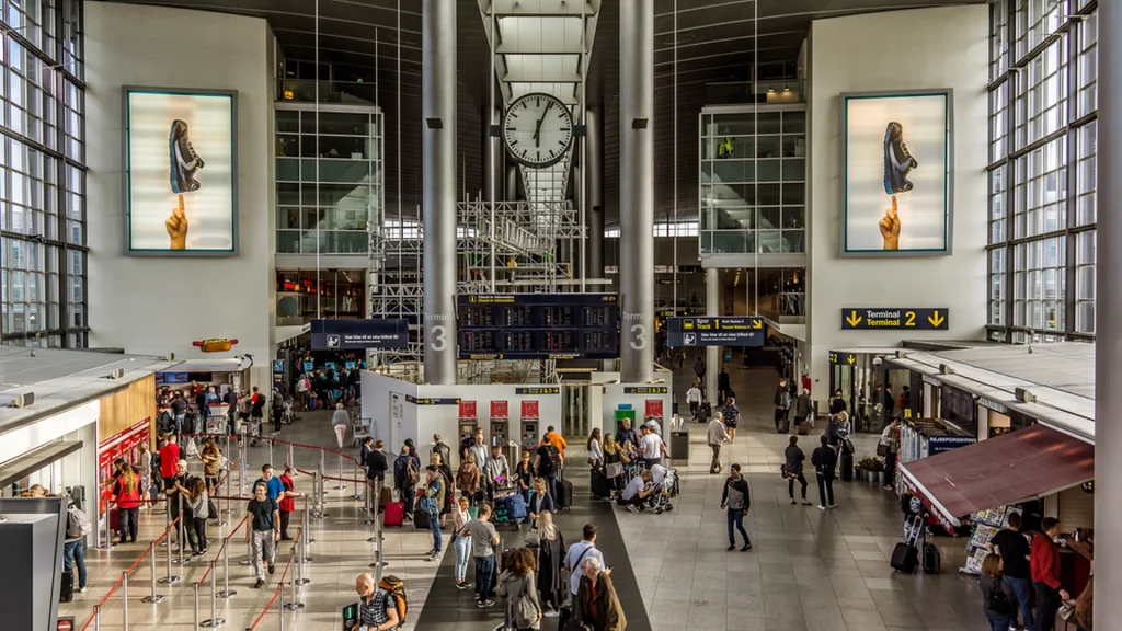 Polizeiverfolgung legt Flughafen Kopenhagen lahm – Verdächtiger auf der Flucht