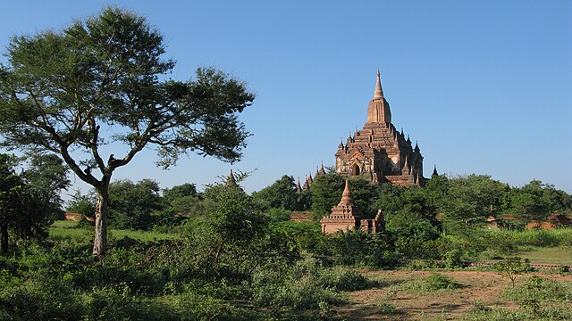 In Myanmar fliehen junge Menschen aus dem Land oder arrangieren überstürzt Blitzhochzeiten, um der Wehrpflicht zu entgehen