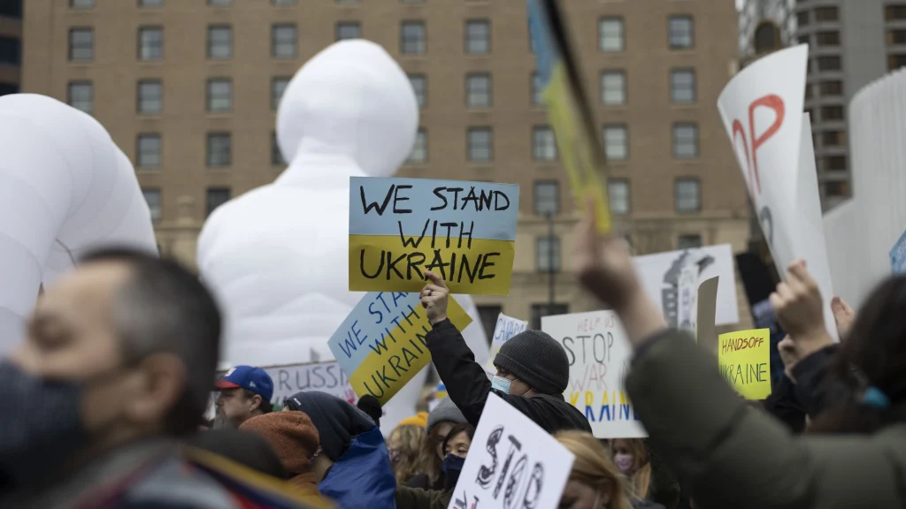 Russen protestieren gegen Putins Krieg in der Ukraine auf polnischen Straßen