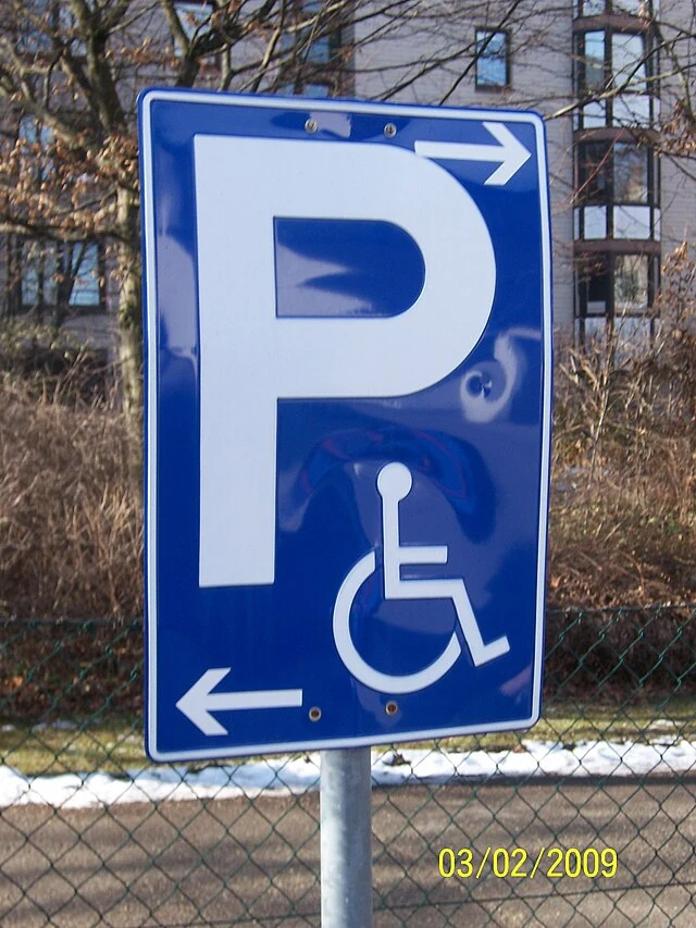 Stadt Hofheim lehnt Verlegung des Behindertenparkplatzes ab