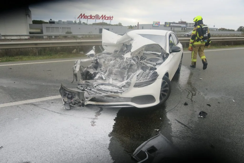 Zusammenstoß auf der Autobahn: PKW fängt nach Unfall Feuer
