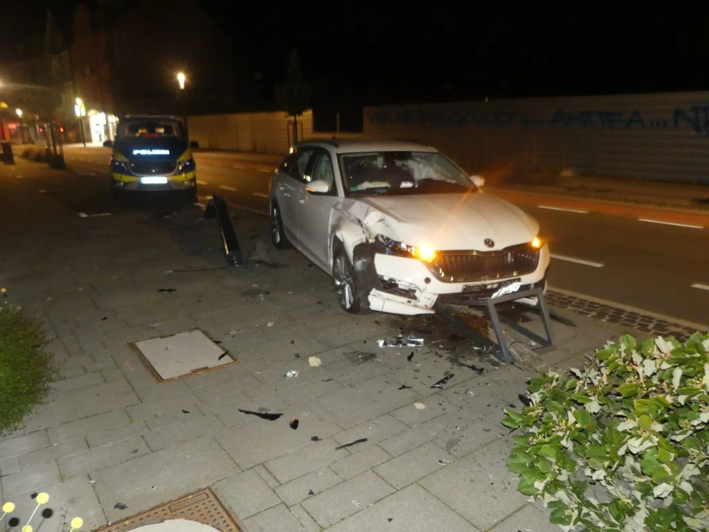 Straßenlaternen und Baum gerammt: Polizei stoppt flüchtenden Fahrer