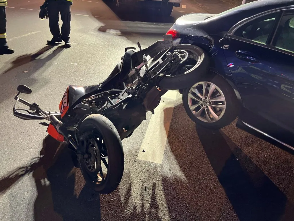 Motorradfahrer bei Abbiegeunfall in Hagen leicht verletzt