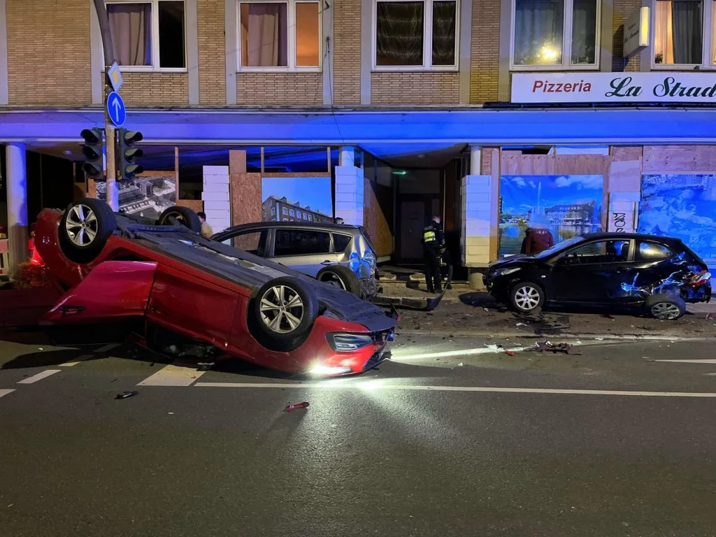 Fahrer unter Alkohol- und Medikamenteneinfluss: Pkw überschlägt sich in Stolberg