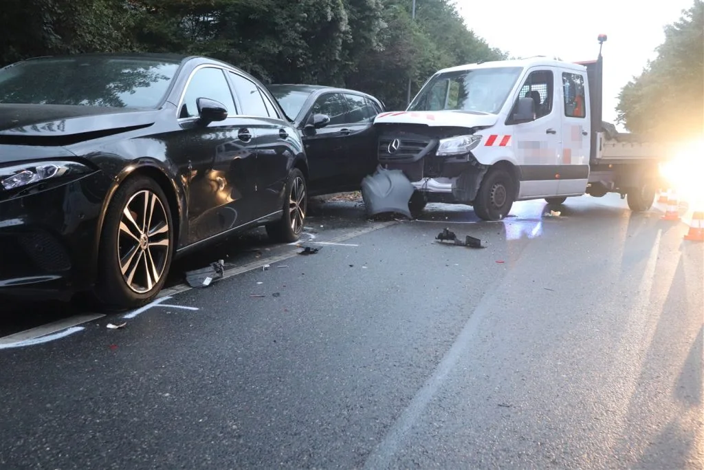Schwerer Unfall in Ratingen: 46-Jähriger kollidiert mit mehreren Fahrzeugen