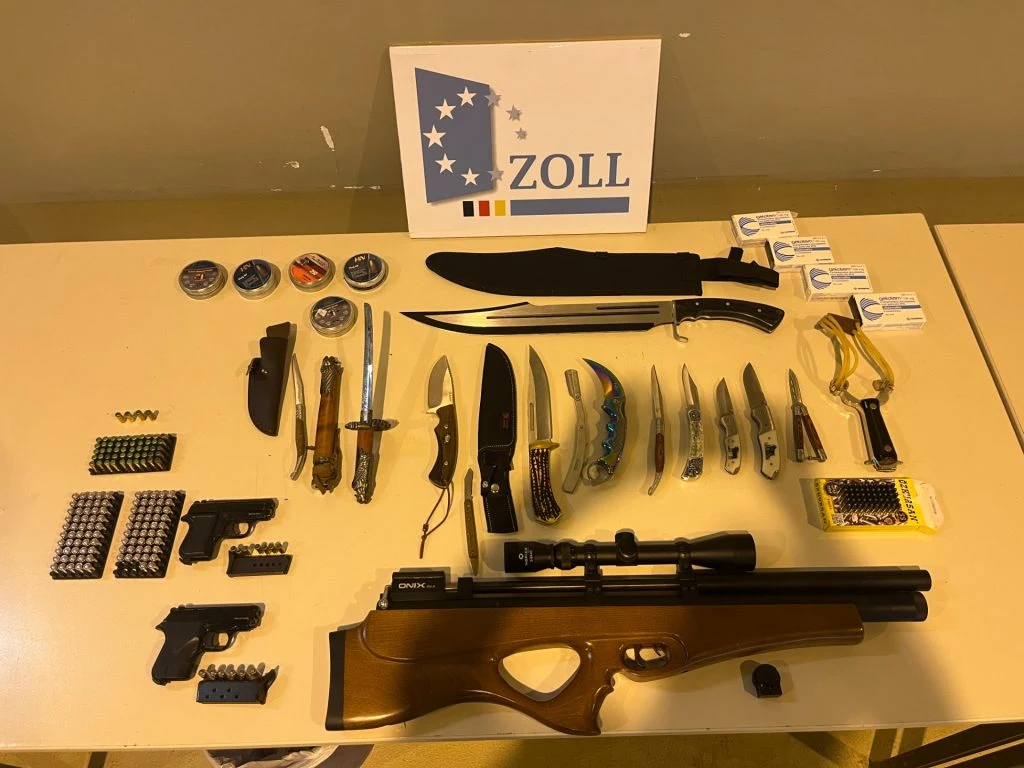 Spektakulärer Waffenfund auf der A3: Zoll stoppt schwer bewaffneten Fahrer