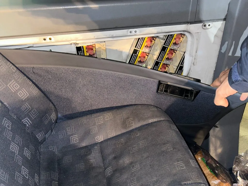 Zoll findet 10.000 geschmuggelte Zigaretten bei Fahrzeugkontrolle in Sachsen