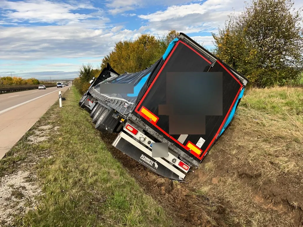20 Tonnen Glas im Straßengraben: LKW-Unfall auf der A71 sorgt für Verkehrsbehinderungen