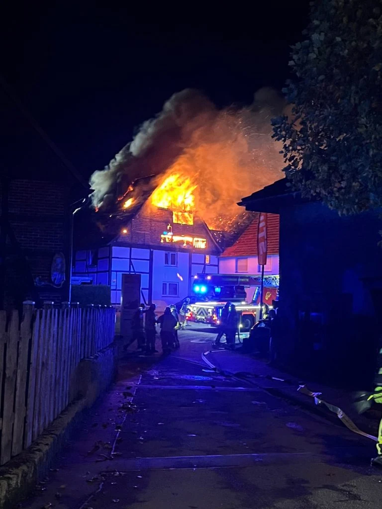 Dachstuhlbrand in Erwitte: Zwei Häuser unbewohnbar, aber keine Verletzten