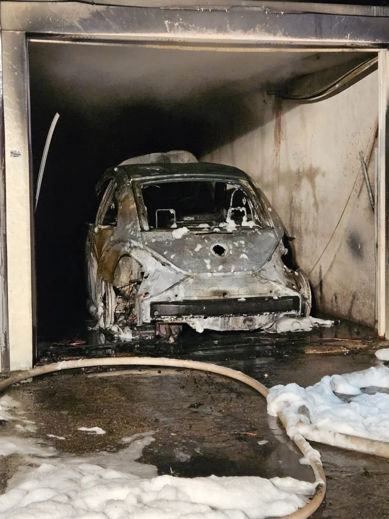 Feuerwehr kämpft gegen Vollbrand: Schwerverletzter bei Garagenbrand
