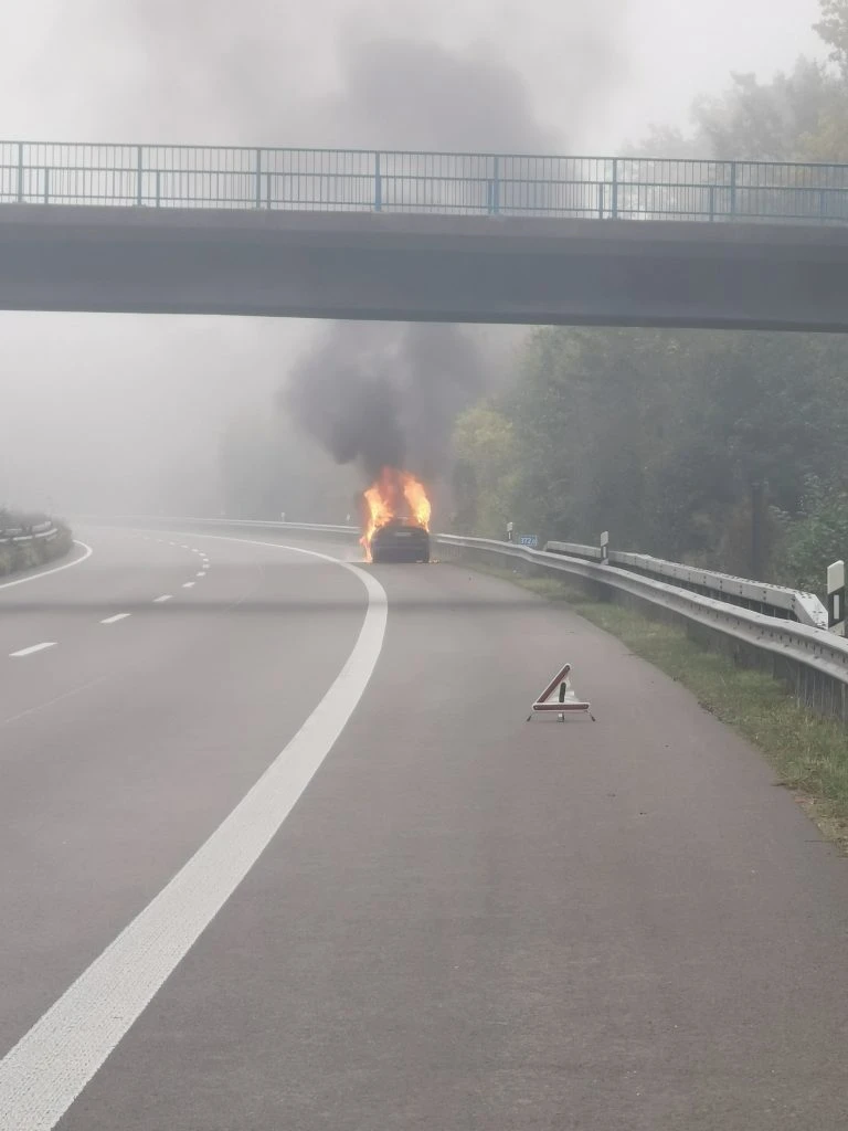Vollbrand auf der A61: Fahrzeug brennt komplett aus