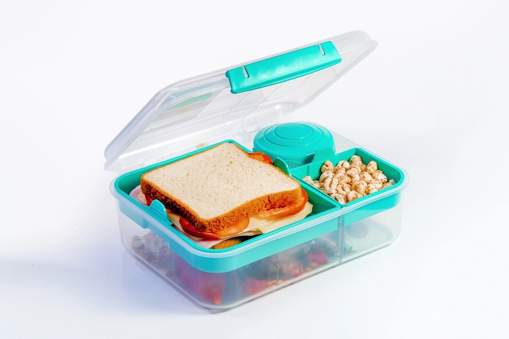 So entfernst du Verfärbungen aus Plastikdosen