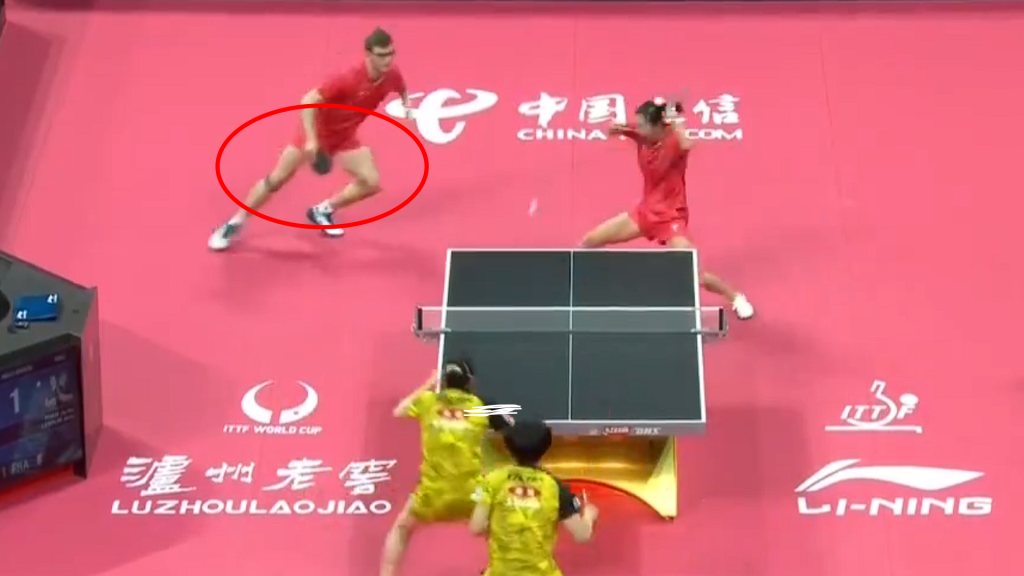 Absolut unglaublich: Tischtennisspieler wechselt während des Duells die Hand und gewinnt Punkt