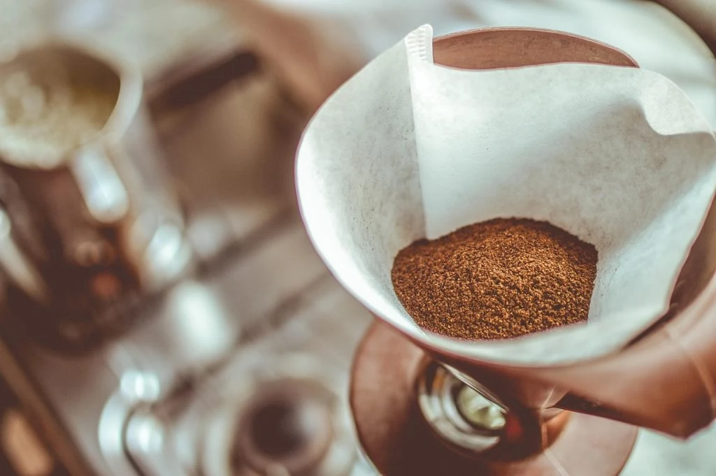 Garten-Geheimtipp: So verhilft Kaffeesatz Ihrem Rasen zu neuem Glanz