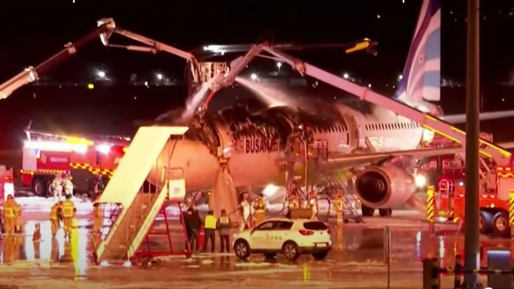 Passagierflugzeug fängt Feuer in Südkorea