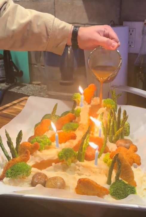 Untypischer Geburtstagskuchen: Dino-Nuggets und Kartoffelpüree Kuchen erobern das Internet