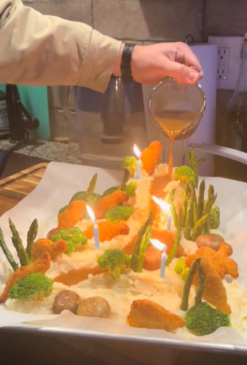 Untypischer Geburtstagskuchen: Dino-Nuggets und Kartoffelpüree Kuchen erobern das Internet