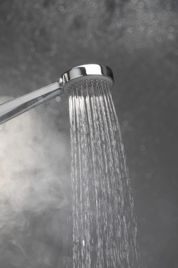 Schluss mit Kalk: So strahlt Ihre Dusche wieder wie neu