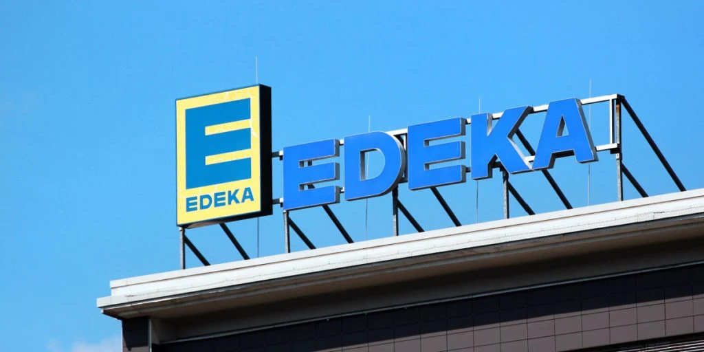 Diskussion um angeleinten Hund vor Edeka-Filiale sorgt für Aufregung