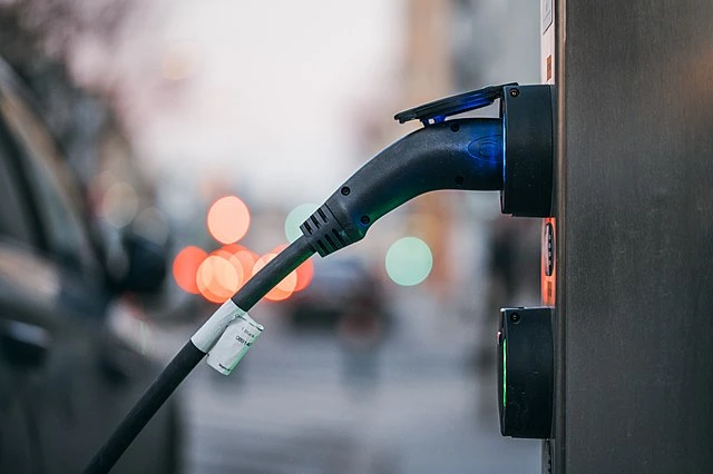 Erste Langstreckenfahrt endet in Enttäuschung: E-Auto-Besitzer bereut seinen Kauf