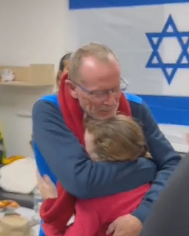 Ein kleines Mädchen im Schatten des Krieges: Emily spricht aus Angst vor Hamas nicht mehr
