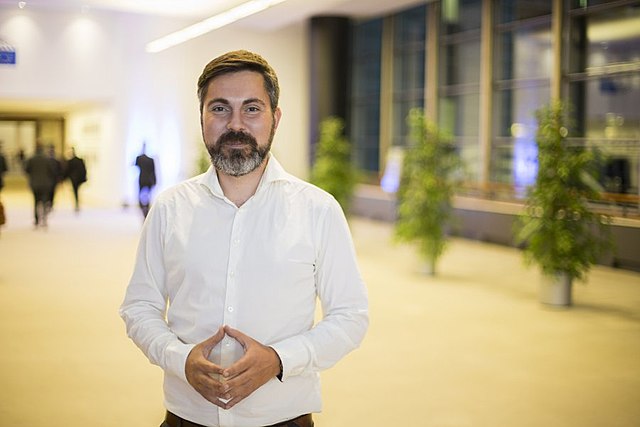 De Masi kritisiert: Ampelkoalition fährt Deutschland vor die Wand