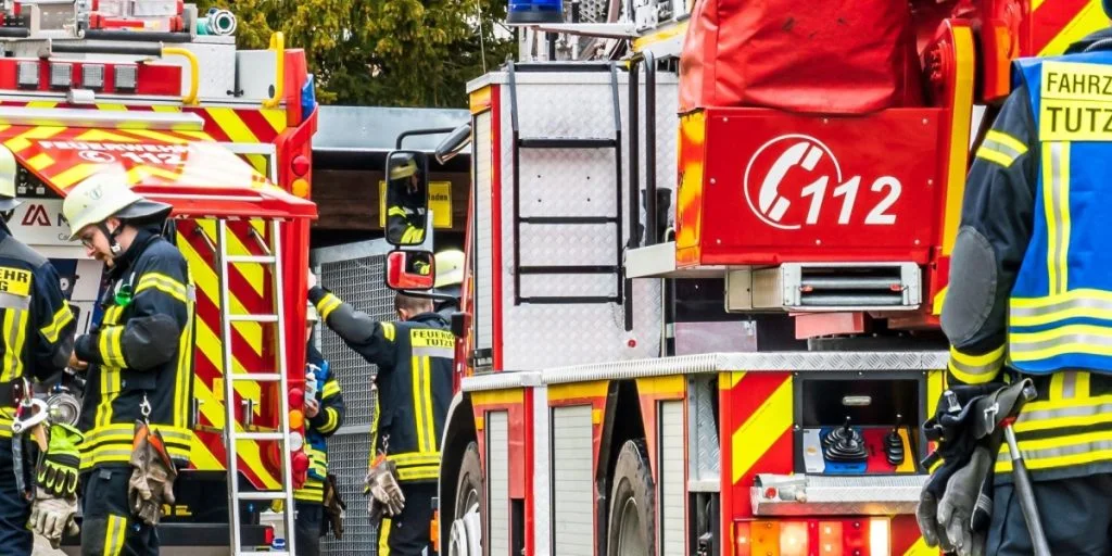 Verheerender Brand in Mehrfamilienhaus: Mindestens eine Person tot