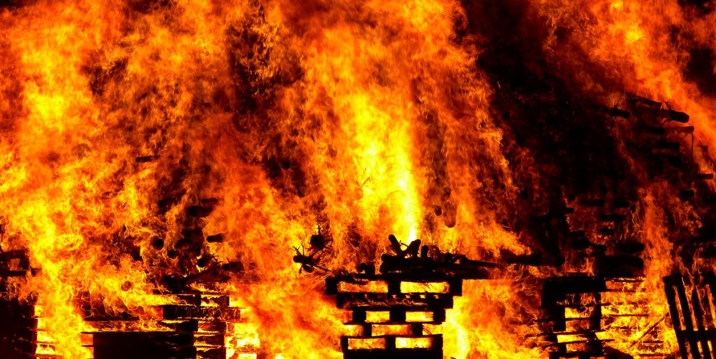 Massives Lagerhaus-Feuer in Sibirien wirft Fragen zur militärischen Verbindung auf
