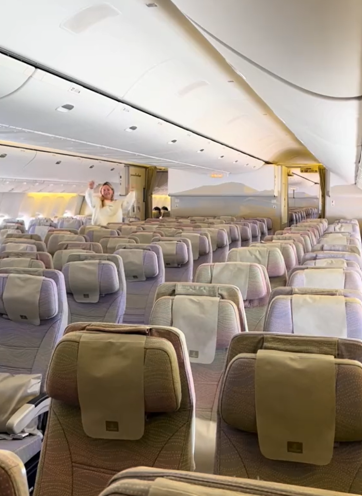 Mutter und Tochter erleben ‚Privatjet-Erfahrung‘ auf leerem Flug