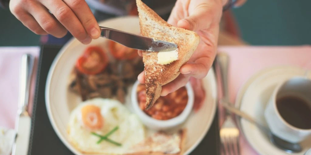 So kannst du schon beim Frühstück Bauchfett verlieren