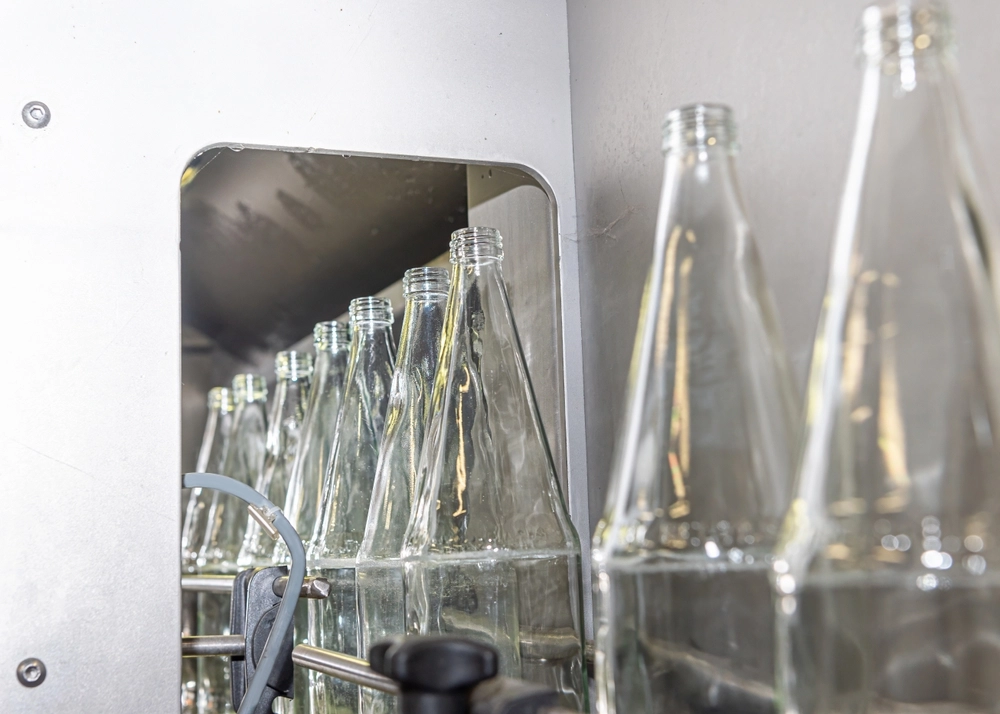 Dringende Warnung: Glassplitter in Mineralwasser entdeckt – Rückruf gestartet