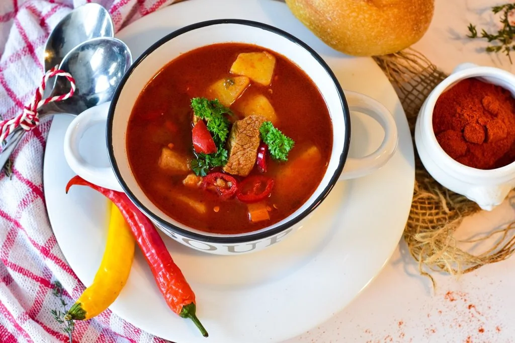 Omas Kartoffelgulasch: Ein bodenständiges Rezept für entspannte Wohlfühlmomente