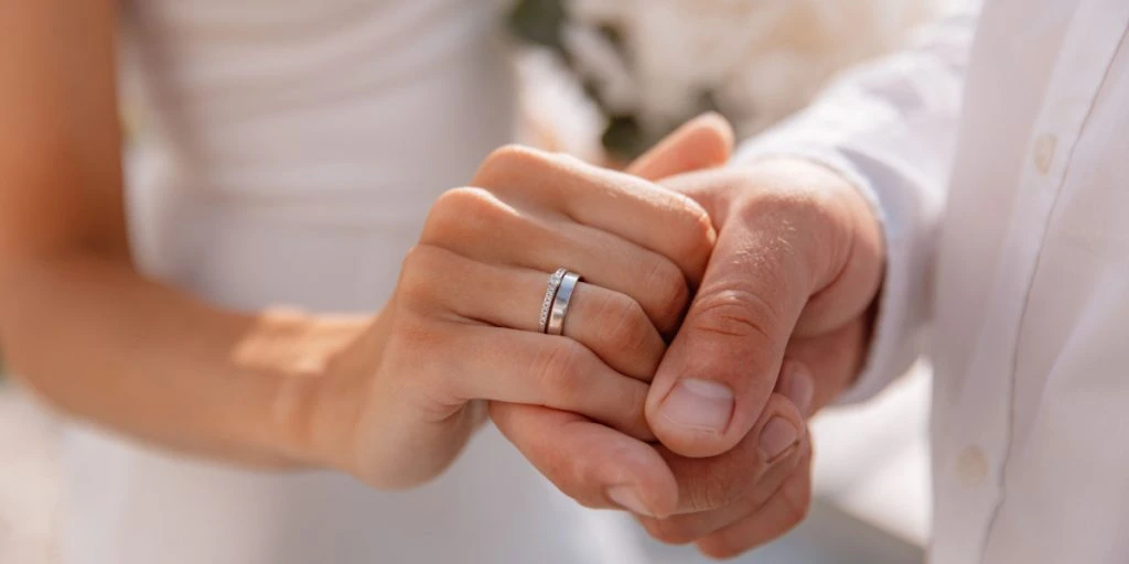 Heiratsantrag auf der Beerdigung: Skurriler Antrag sorgt für Aufsehen