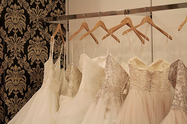 Original gegen AliExpress-Kopie: Braut vergleicht ihr Hochzeitskleid mit AliExpress-Version